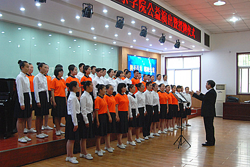 李新现经理为郑州百年职校员工上音乐课_副本.jpg